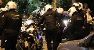 Σε πολλές κουζίνες υπάρχει παράθυρο πάνω από το νεροχύτη και πόρτα δίπλα ακριβώς με παράθυρο στο επάνω μέρος. Akrothtes Sta Sepolia Synelaban Diadhlwth Sto Spiti Toy Kai 3ylokophsan Thn Oikogeneia Toy H Efhmerida Twn Syntaktwn