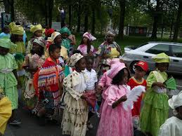 Het is een feest dat veel nederlanders van surinaamse en antilliaanse afkomst vieren, maar dat tegelijkertijd aan veel andere nederlanders voorbijgaat. Ihzxjbcjqghhmm