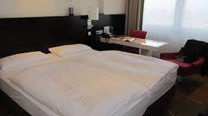 Mit 1028 zimmern & suiten auf 37 etagen und einer gebäudehöhe von 150 metern ist das park inn by radisson hotel berlin alexanderplatz das zweitgrößte hotel deutschlands.wer luxuriös übernachten und vom bett aus über 110 metern höhe den blick auf berlin genießen möchte, kann sich diesen traum in. Colour Suite Park Inn By Radisson Berlin Alexanderplatz Berlin Mitte Holidaycheck Berlin Deutschland