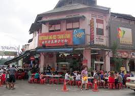 My goal is to have like 5 to 6 best of the best chicken over rice plates, and either eat them while it's hot in my car or try to grab em all quickly, come home and test. Best Spots For Ipoh Chicken Rice Aka Taugeh Chicken