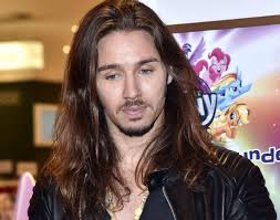 Ich drück dir beide daumen. Gil Ofarim In Tiefer Trauer Werde Dich Nie Vergessen Lange Haare Manner Manner Frisuren Promi News