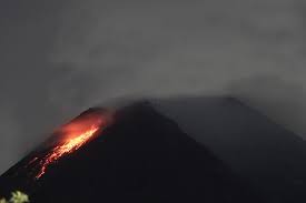 Gunung berapi dapat diklasifikasikan menurut apakah itngkat kedahsyatan letusan dahsyat atau tenang, dan jenis bahan yang dimuntahkan selama meletus. 21 Gunung Berapi Di Indonesia Berstatus Waspada Dan Siaga Mana Saja Halaman All Kompas Com
