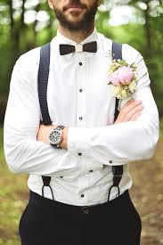 Der Brautigam Glanzt Mit Einem Ganz Besonders Guten Geschmack Bewooden Holzfliege Hosentrager Sommerhochzeit Outfits Brautigam Outfit Hochzeit Brautigam