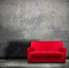 Um sich davon zu überzeugen, werfen sie einfach einen blick auf die fotos hier ein! Alte Rote Sofa Auf Dem Grunge Hintergrund Foto Vorratig Crushpixel
