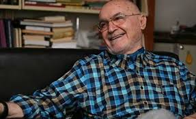 Sebebi ise subay olan babasının o doğduğunda i̇kinci dünya savaşı sırasında. Hincal Uluc Kimdir
