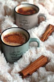 La cioccolata in tazza è veramente molto confortante, ci appaga il palato, ci scalda in questo periodo piuttosto freddo, ma quel che più conta ci avvolge e ci coccola e dopo una tazza ci sentiamo meglio. Soffici Chai Spiced Cioccolata Calda Indian Style