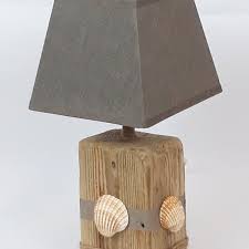 Une inscription personnalisée est réalisable sur la base de la lampe par l'artisan. Lampe De Chevet En Bois Flotte Luminaires Par Art Ocean