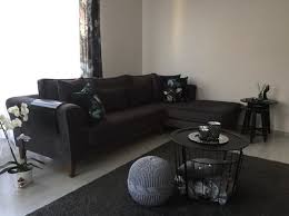 Bu Salonda Koyu Tonlar Kucuk Alana Derinlik Ekliyor Modern Stilde Bir Dekorasyon Ev Gezmesi Ev Dekoru Mobilya Fikirleri Mobilya