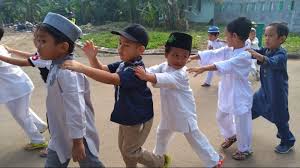 Dan diantara ahlu kitab dari golongan yahudi ada orang yang kamu percayakan kepadanya harta yang banyak dan dia akan menyerahkan itu kembali kepadamu tanpa mengkhianatinya. 4 Posisi Anak Dalam Al Qur An Penyejuk Perhiasan Ujian Hingga Musuh