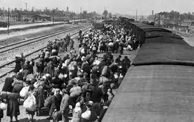 Germania a lansat o ancheta privind crimele de razboi comise de un barbat in varsta de 87 de ani, pe care il acuza ca a fost gardian ss la lagarul de concentrare auschwitz. LecÈ›ia De Istorie LecÈ›ia De Istorie 17 Ianuarie Inceputul EvacuÄƒrii LagÄƒrului De Concentrare De La Auschwitz La 17 Ianuarie 1945 Din Cauza Apropierii Trupelor Sovietice NaziÈ™tii Incep Evacuarea LagÄƒrului De