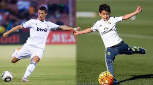 Cristiano ronaldo sent fans into a frenzy as he rolled back the years with his stunning opening goal against portugal on. Cristiano Ronaldos Sohn Schiesst Genauso Gute Freistosse Wie Sein Vater Youtube