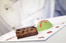 Une Trilogie De Dessert Ca Vous Plait Delice Chocolat Dacquoise Aux Noisettes Praline Feuillete Fines Feuilles Ganache Chocolat Au Lait Traiteur Dessert