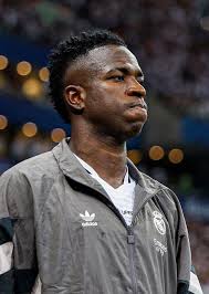 ሪያል ማድሪድ ለቪኒሺየስን ከመባፔ እኩል ተከፋያ የሚያደርገውን ኮንትራት ቢያቀርቡለትም ተጨዋቹ እና ወኪሎቹ የሎስ  ብላንኮዎቹን ጥያቄ ውድቅ ማድረጋቸው እየተዘገበ ይገኛል::