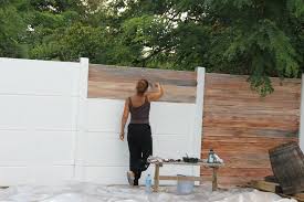 Votre mur extérieur en parpaing incommode votre regard et surcharge le décor ? Decoration D Un Mur Exterieur En Beton Imitation Bois Vieilli Habillage Mur Exterieur Decoration Mur Exterieur Mur Exterieur