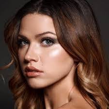 Shannon Bisbee's Instagram, Twitter & Facebook