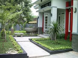 Desain rumah minimalis 2 lantai ini memiliki satu teras di lantai atas yang bisa digunakan untuk tempat jemuran. Desain Teras 1 Lantai Radea