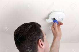 Los detectores de humo mas vendidos del 2021 comparativas y análisis. El Hombre De Cambiar La Bateria De 9 Voltios En Un Detector De Alarma De Todo El Blanco Del Techo De Humo Para La Seguridad Contra Incendios Fotos Retratos Imagenes Y Fotografia