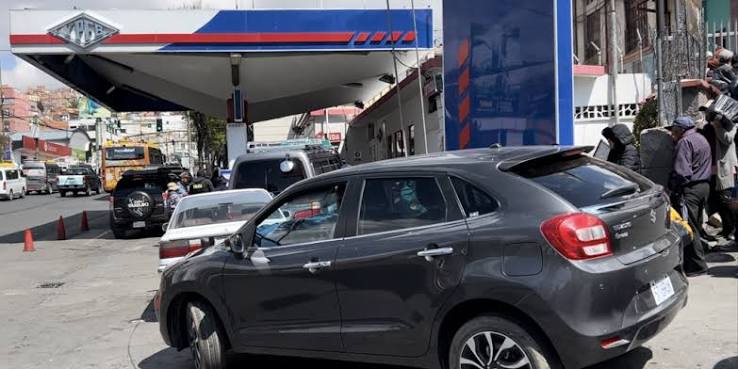 Filas por combust&iacute;vel exp&otilde;em gravidade da crise econ&ocirc;mica na Bol&iacute;via | Blogs | CNN Brasil