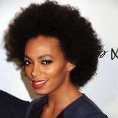 Comment faire une tresse sur cheveux bouclés ? Coiffures De Stars Pour Cheveux Crepus Marie Claire