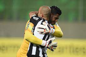 Durante o campeonato mineiro, o presidente alexandre kalil afirmou que o atlético levaria o titulo. Goleiro Aranha Do Santos E Ovacionado Por Torcida Do Galo No Horto Antes De Partida Superesportes