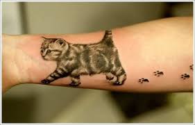 Le tatouage chat pour femme est à découvrir sous de nombreux styles et endroits du corps choisis pour vous avec les significations de ce tatoo chat. 70 Tatouages D Empreintes De Chien De Chat Et De Petits Pieds
