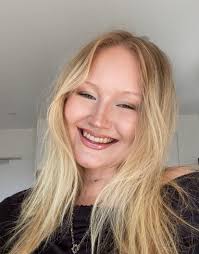 Hello everyone! I'm looking for every kind of job in Reykjavik. I'm  Brazilian, I lived in Portugal and I've recently arrived in Reykjavik. I am  available for any type of full-time, part-time