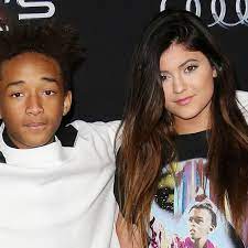 Although he was always looked at as a rebel because of his out of the world clothing sense, wearing skirts to eradicate the stigma around dressing, he never had made any direct statements about him being gay or given any explanations. Kylie Jenner Hat Sie Sich Mit Jaden Smith Verlobt Bunte De