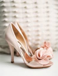 Inoltre, un elemento essenziale è l'altezza del tacco (o la sua scarpe da sposa valentino in pizzo. Andrea Marchetti Eventi Un Romanticissimo Paio Di Scarpe In Grado Di Fare