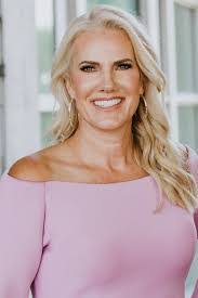 Kim Demars's Instagram, Twitter & Facebook