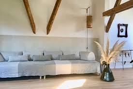 La maison possède deux niveaux reliés par un bel escalier interieur en noyer. Chambre D Hotes La Maison Et L Atelier Oise