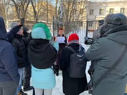 На процесс пришла жена оппозиционера юлия навальная, которую не сразу пустили в зал суда, в отличие от адвокатов ольги михайловой и вадима поэтому ведомство потребовало отменить условный срок навального и отправить его за решетку на 3 года и 6 месяцев. Navalnyj Sud V Otdele Policii