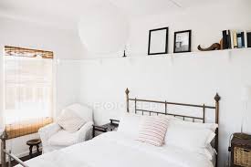 Schlafzimmer update das flapps regal von ambivalenz. Regal Uber Dem Bett Im Weissen Schlafzimmer Luxus Sessel Stock Photo 199869768