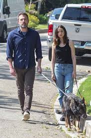 Бенджамин гиза аффлек родился 15 августа 1972 года в беркли штате калифорния в семье медика и. Ben Afflek I Ana De Armas Obruchilis Zhurnal Elis