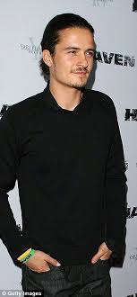 How Will We Tell Them Apart Chris Hemsworth Chops Off His Trademark Blonde Bun As He Starts To Resemble Brother Liam Long Hair Styles Long Hair Styles Men Blonde Bun