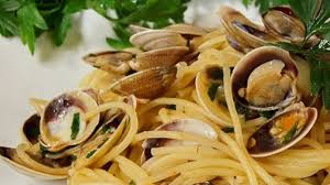 Spaghetti Con Le Vongole 600g Di Vongole Di Scardovari 160g Di Spaghetti 2 3 Spicchi D Aglio Olio Extravergine Prezzemolo Peper Spaghetti Spaghetti Vongole Ethnic Recipes