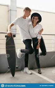 Weitere ideen zu bequeme kleidung, kleidung, pyjama. Zufallige Mode Kleidung Junge Verbinden In Der Stilvollen Kleidung Zuhause Stockbild Bild Von Rothaarige Skateboard 130279975