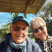 recette millefeuille de saumon fumé et mascarpone Ingrédients pour 4  personnes: 1 plaque de saumon fumé norvégien 160 gr 1 citron Mascarpone 250  gr 1/4 bouquet de persil plat Ciboulette Sel, poivre