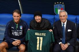 L'immagine di gianluca vialli che canta l'inno nazionale accanto a roberto mancini, incoraggia la squadra poco prima del fischio d'inizio. Nazionale Mancini Abbraccia Mihajlovic Al Tecnico Serbo In Regalo Una Maglia Dell Italia
