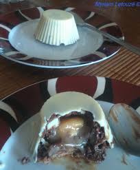 Dome De Mousse Au Chocolat Coeur Coulant Au Caramel Sur Son Croustillant Pralinoise Recette Mousse Au Chocolat Dessert Croustillant Pralinoise
