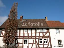 schones alten fachwerkhaus mit braunen balken und weissen sprossenfenstern vor blauem himmel stockfotos und lizen fachwerkhauser sprossenfenster blauer himmel