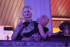 Jeden den je z epidemiologa romana prymuly prezident. Tri R Roman Restaurace Rio Aneb Podnik Kde Rousky Nejsou Povinne Prymula Je Na Sitich Pro Smich Hospodarske Noviny Ihned Cz