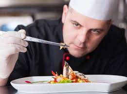 Cuisinier et autres métiers dans la restauration collective. Fiche Metier Cuisinier Salaire Etude Role Et Competence Regionsjob Com