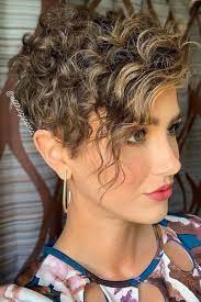 Pin Em Penteados Entre os cortes de cabelo 2020 que você pode preferir, caso não queria um corte tão curto quanto o chanel, é o long bob moderno. pin em penteados