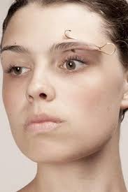 UM NOVO LUGAR PARA A JOIA: RUPTURAS NAS DIMENSÕES TANGÍVEIS E INTANGÍVEIS  DA JOALHERIA Gina Rocha Reis Vieira1 Resumo: O arti