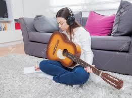 Kindergitarre mit melodien kopfhörer und mikrofon ( dj ) effekt. Junge Frau Mit Kopfhorern Die Akustische Gitarre Auf Boden Zu Hause Spielen Lizenzfreie Fotos Bilder Und Stock Fotografie Image 96962948