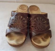 Dip a sponge or soft cotton cloth in the solution and then use it to scrub the footbed to remove scuff marks and dirt. How To Clean Toe And Foot Marks Off Sandals Clean Toes Cleaning Hacks Toilet Cleaning