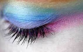 « le phare à paupière bleu sur les yeux noirs ». Fard A Paupieres Quelle Couleur Pour Mes Yeux La Loge Beaute