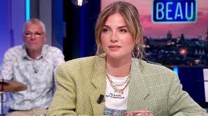 03:00kaali nagin ke jaisi 5:32comedy scene 10:00lift scene 17:15best scenes 2:39:23बॉलीवुड की सुपरहिट हिंदी मूवी : Zangeres Maan Uitgelachen Na Domme Vraag In Talkshow Beau