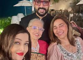 Aishwarya Rai Bachchan and Abhishek Bachchan come together for a selfie  with Anu Ranjan amid divorce rumours : Bollywood News