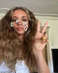 In fact, she is embracing her natural hair. Jade Thirlwall Displays Mosquito Bites On Her Legs As She Enjoys A Relaxing Day At The Spa Aktuelle Boulevard Nachrichten Und Fotogalerien Zu Stars Sternchen
